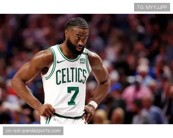 杰伦·布朗爆发力突破显威 绿军双探花吸引防守为角色球员创造机会